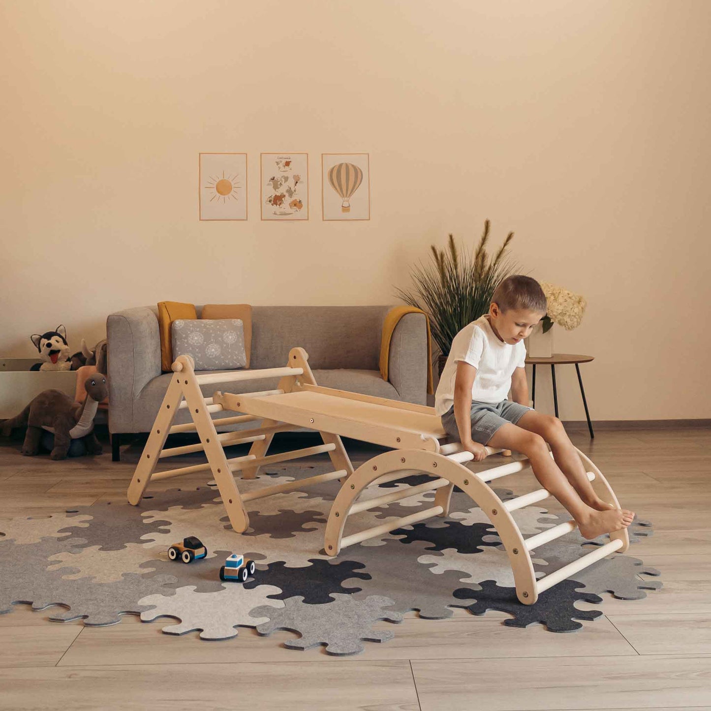 Kletterset Luna mit Kletterdreieck und Rutsche, ideal für Kinder und spielerische Bewegungsentwicklung.