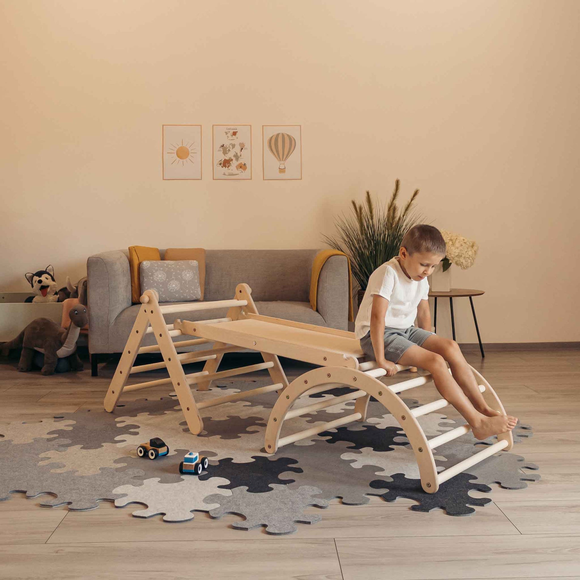Kletterset Luna mit Kletterdreieck und Rutsche, ideal für Kinder und spielerische Bewegungsentwicklung.