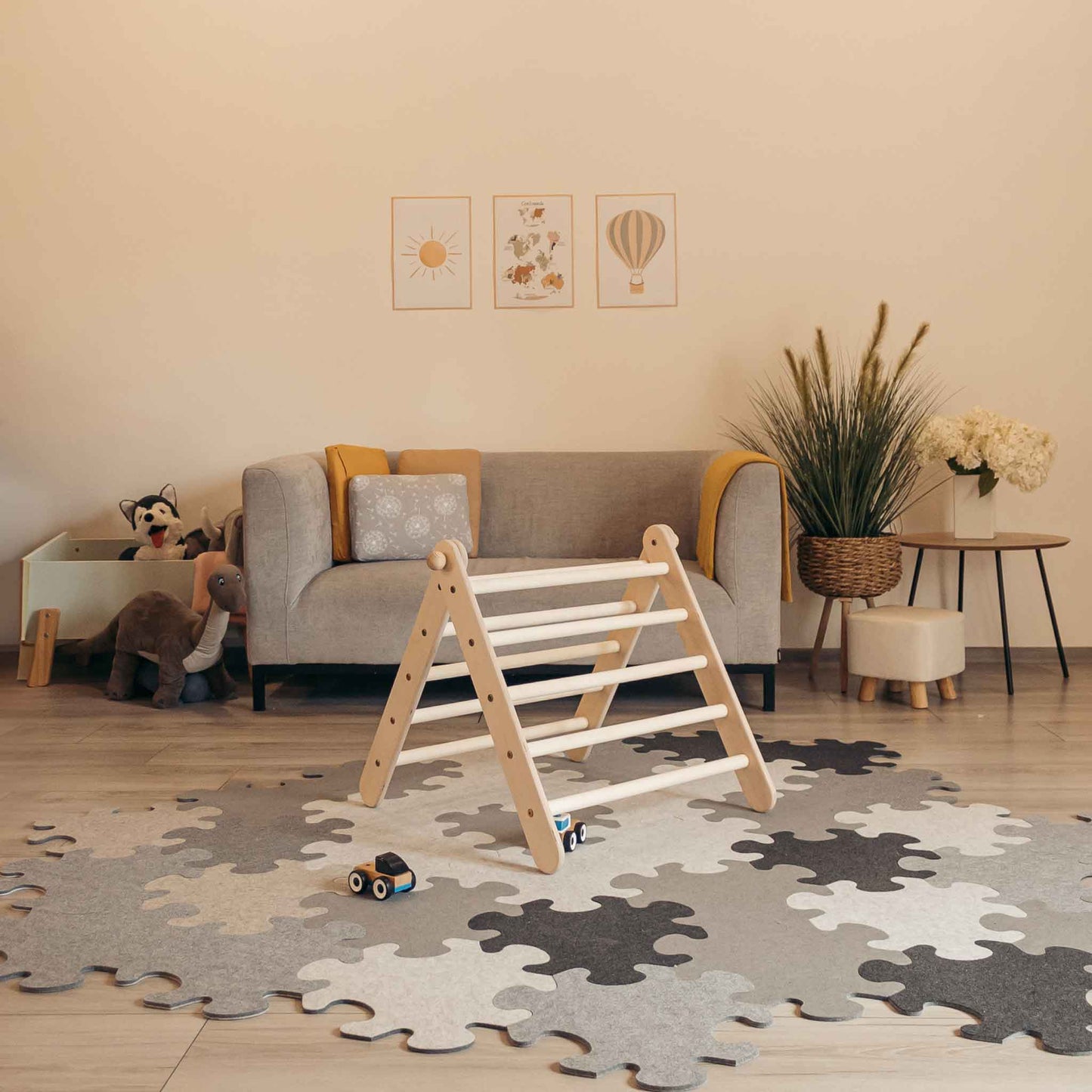 Kletterset Luna in einem Spielzimmer mit Kletterdreieck, Rutsche und Spielzeug auf einem Puzzleteppich.
