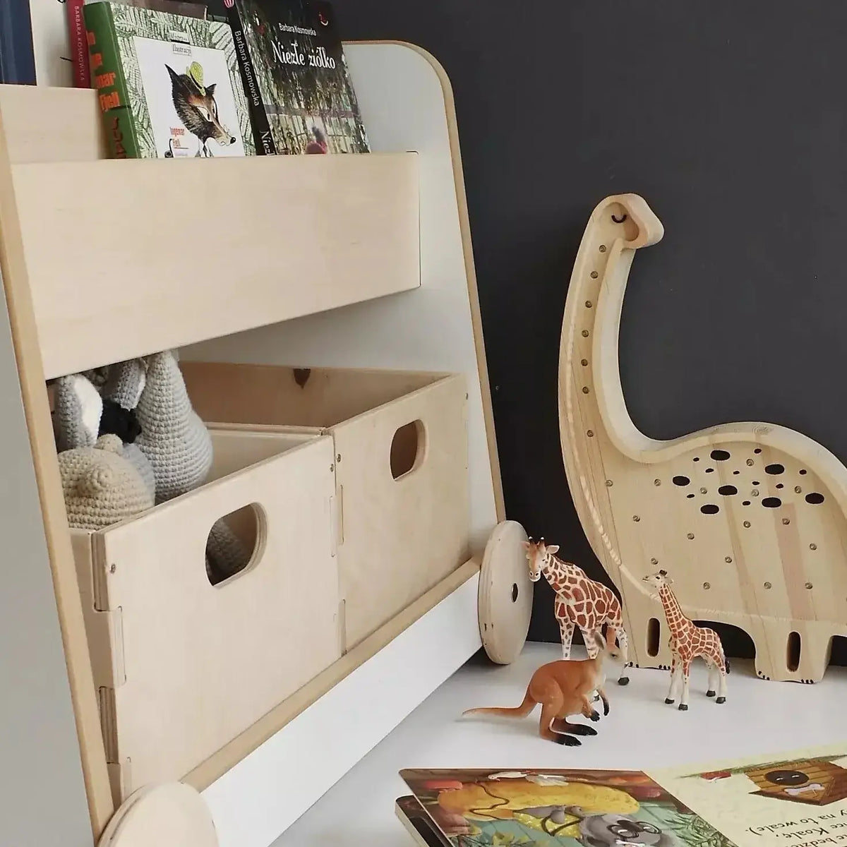 Holz-Bücherregal auf Rollen im Kinderzimmer