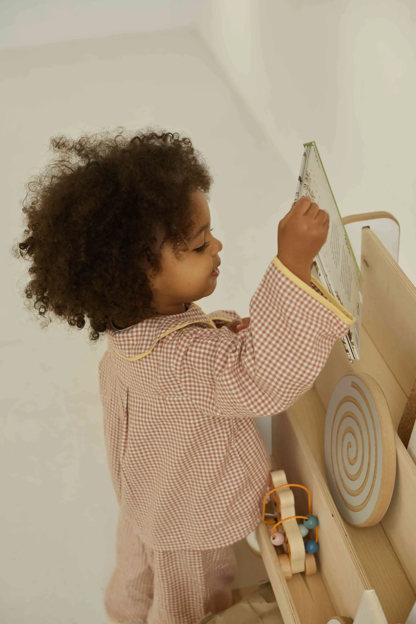 Bücherregal aus Holz für Bücher & Spielzeug