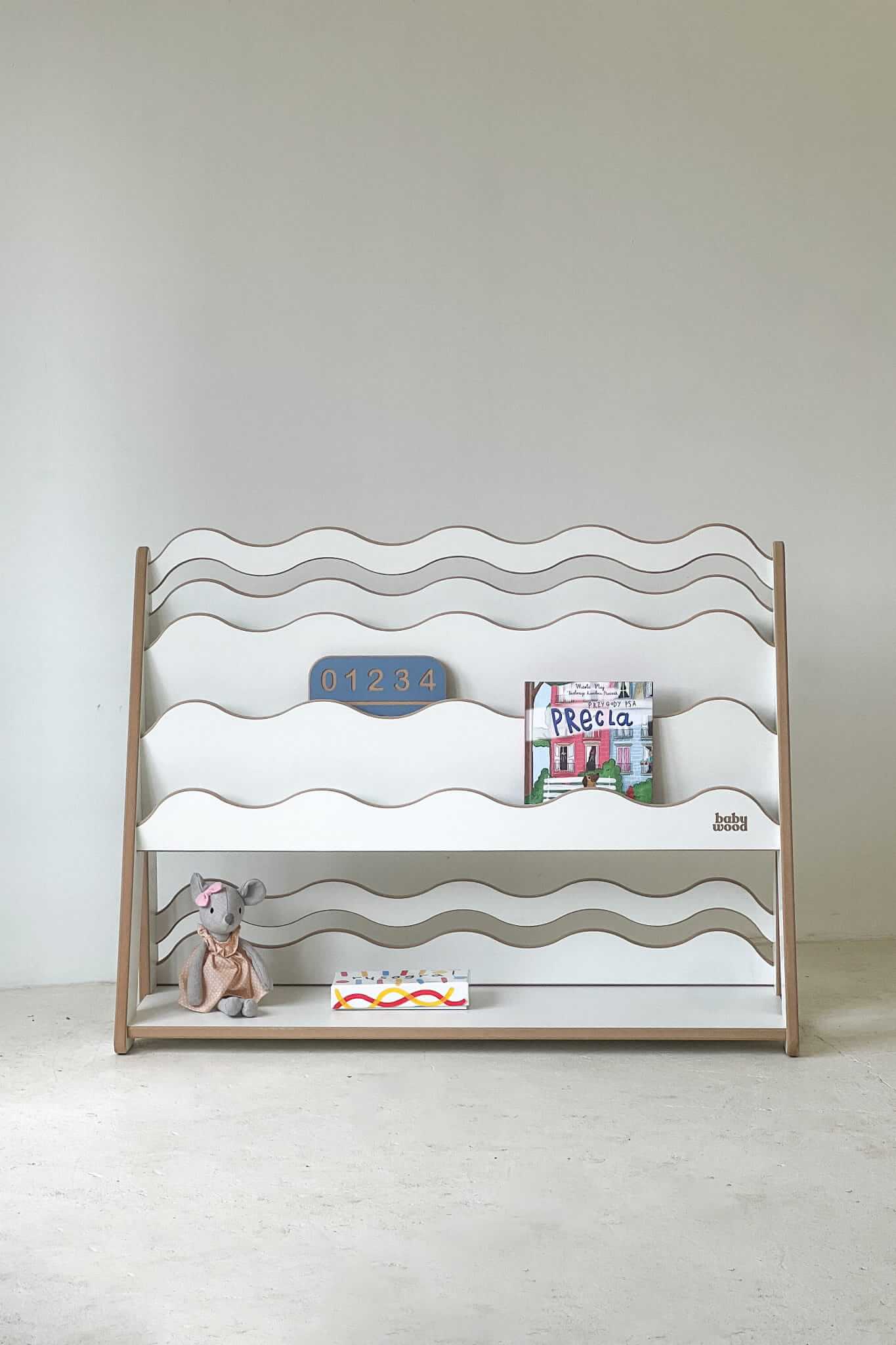 Bücher- und Spielzeugregal "WAVE" aus Holz, versch. Größen mit wellenförmigen Ablagen und kinderfreundlicher Gestaltung.