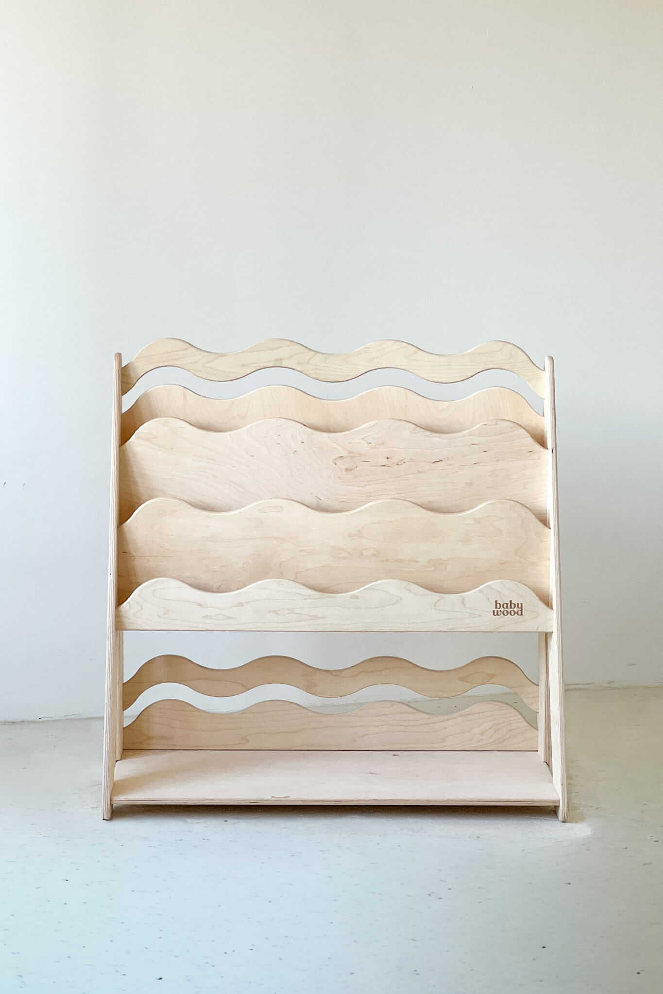 Bücher- und Spielzeugregal "WAVE" aus Holz, versch. Größen, mit sanften Wellenlinien für Bücher und Spielzeug.