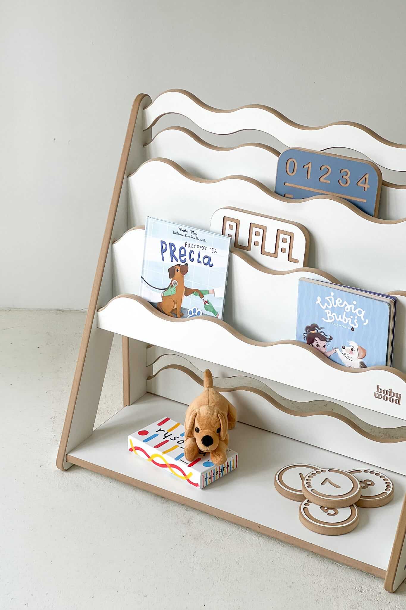 Bücher- und Spielzeugregal "WAVE" aus Holz, versch. Größen mit bunten Büchern und Spielzeug.