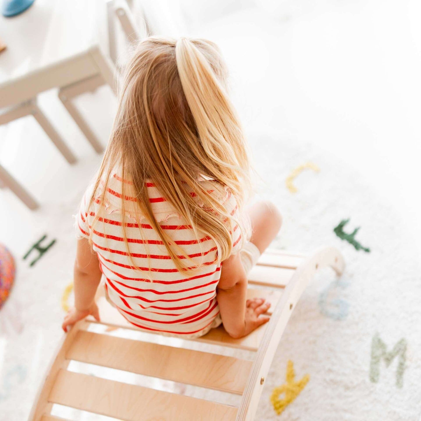 Kind sitzt auf Kletterbogen im Kletterset Äffchen, fördert Bewegung und Spielspaß.