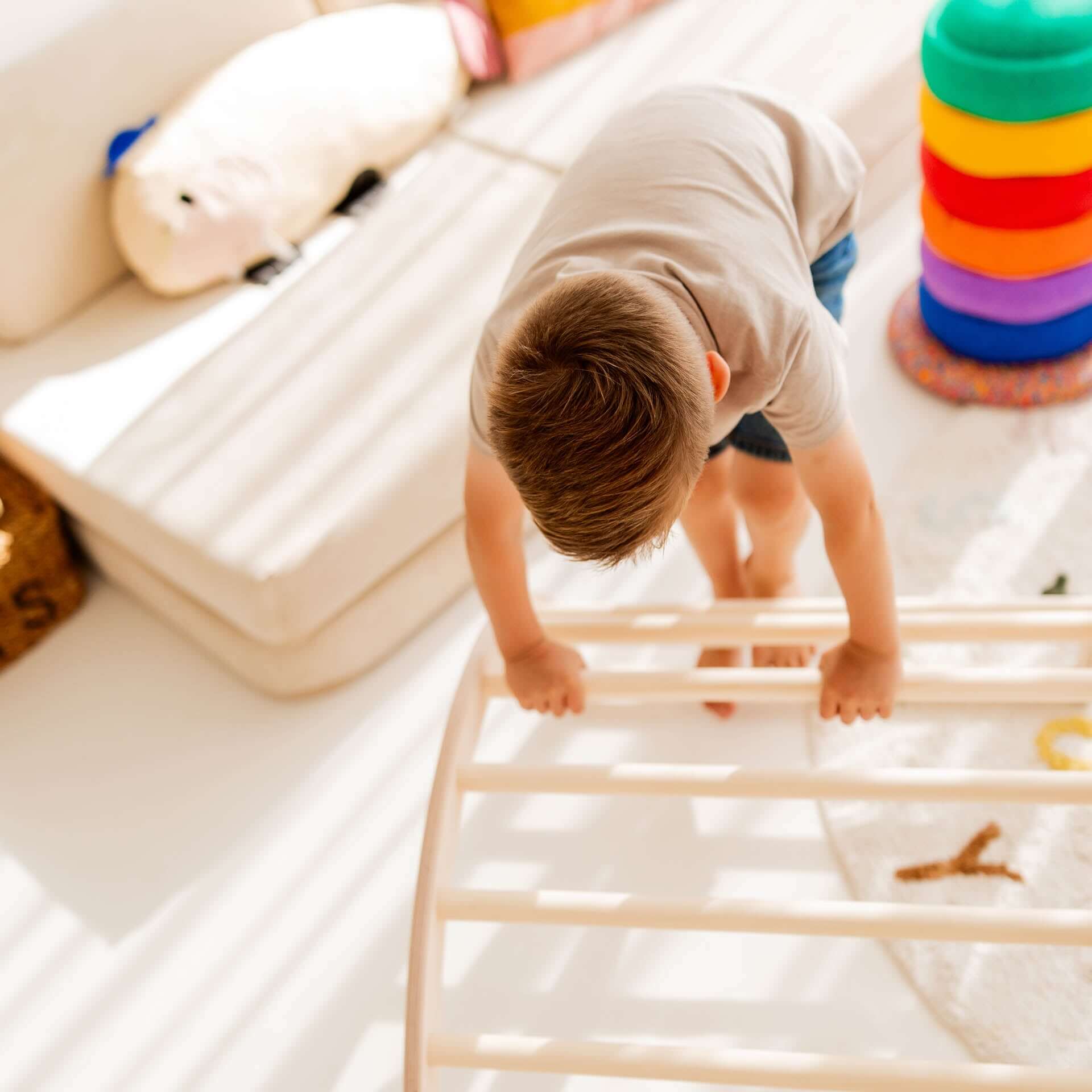 Kind spielt auf dem Kletterbogen aus Holz, fördert Bewegungsfähigkeiten und Kletterenthusiasmus.