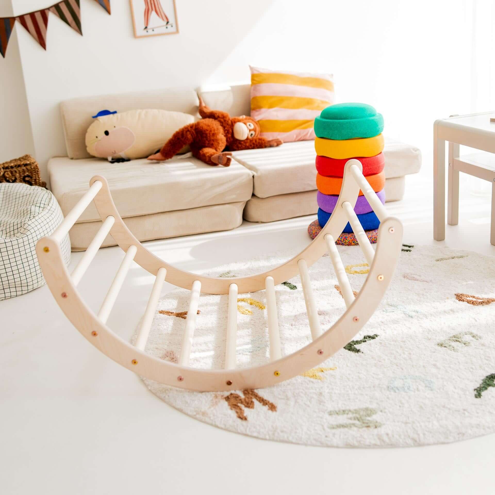 Kletterbogen Basic aus Holz in einem kinderfreundlichen Spielzimmer, fördert Bewegungsfähigkeiten und Spaß.