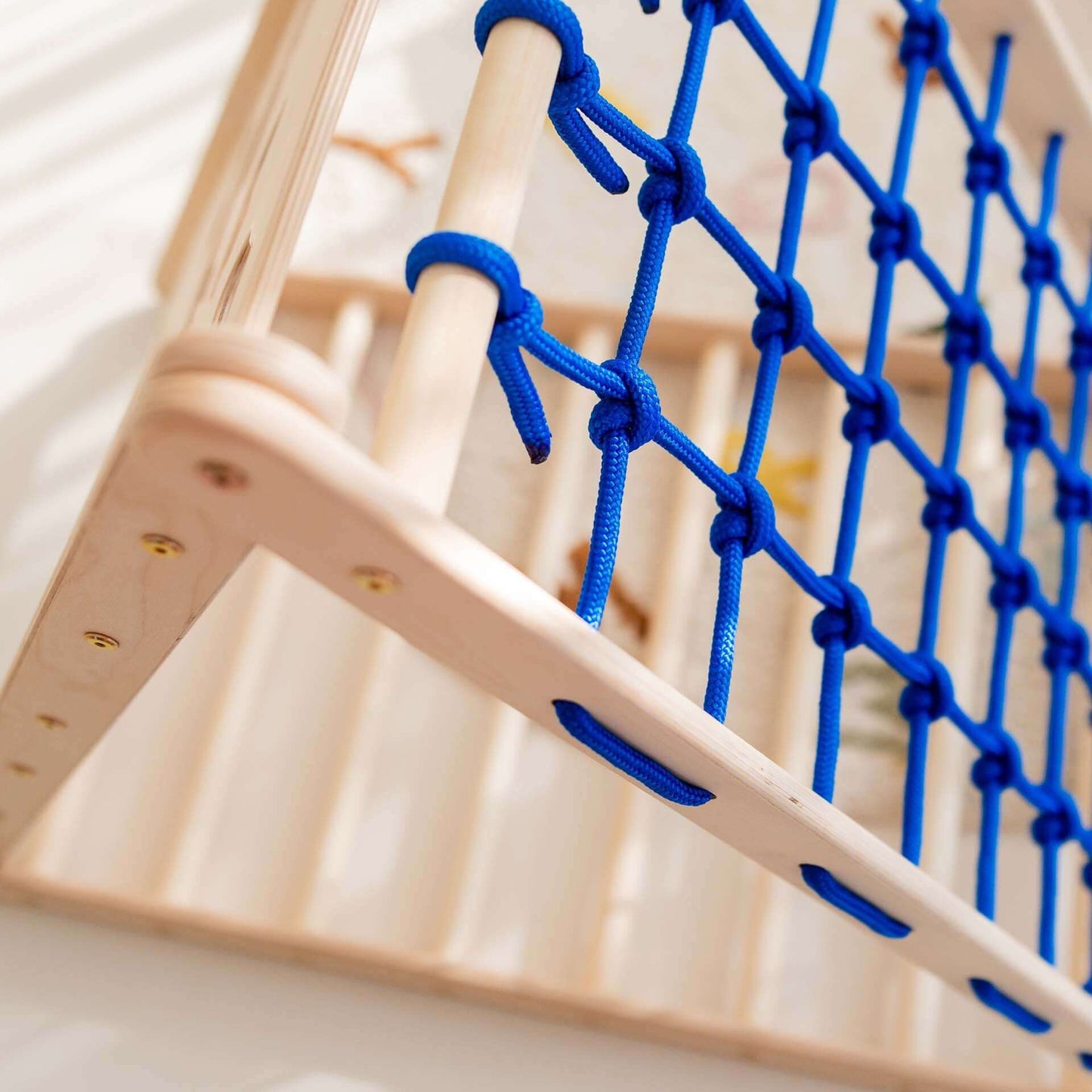 Kletterdreieck Äffchen mit blauem Kletternetz, ideal für Kinder zur Förderung von Bewegungsfähigkeiten.