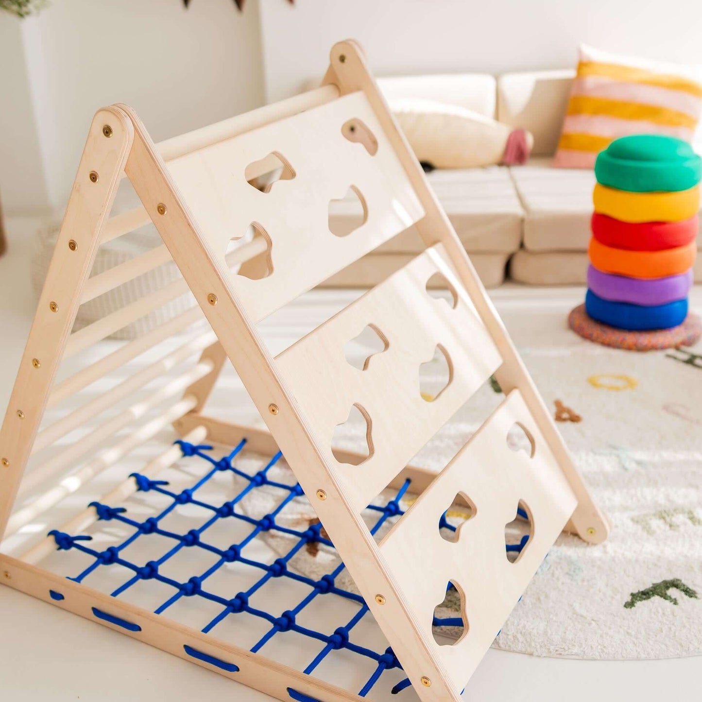 Kletterdreieck Äffchen aus Holz mit Kletternetz für Kinder, ideal zum Erlernen von Bewegungsfähigkeiten und Spaß.