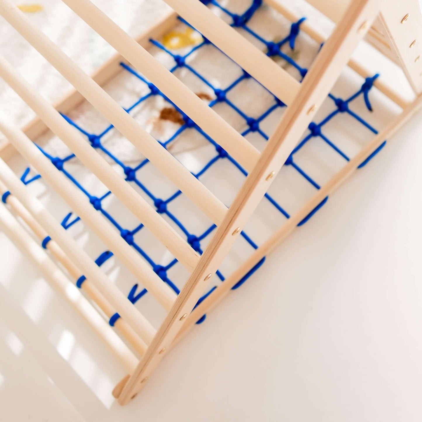 Kletterdreieck Äffchen mit Seilnetzseite in blau für Kinder, ideal für Klettern und Bewegungsentwicklung.