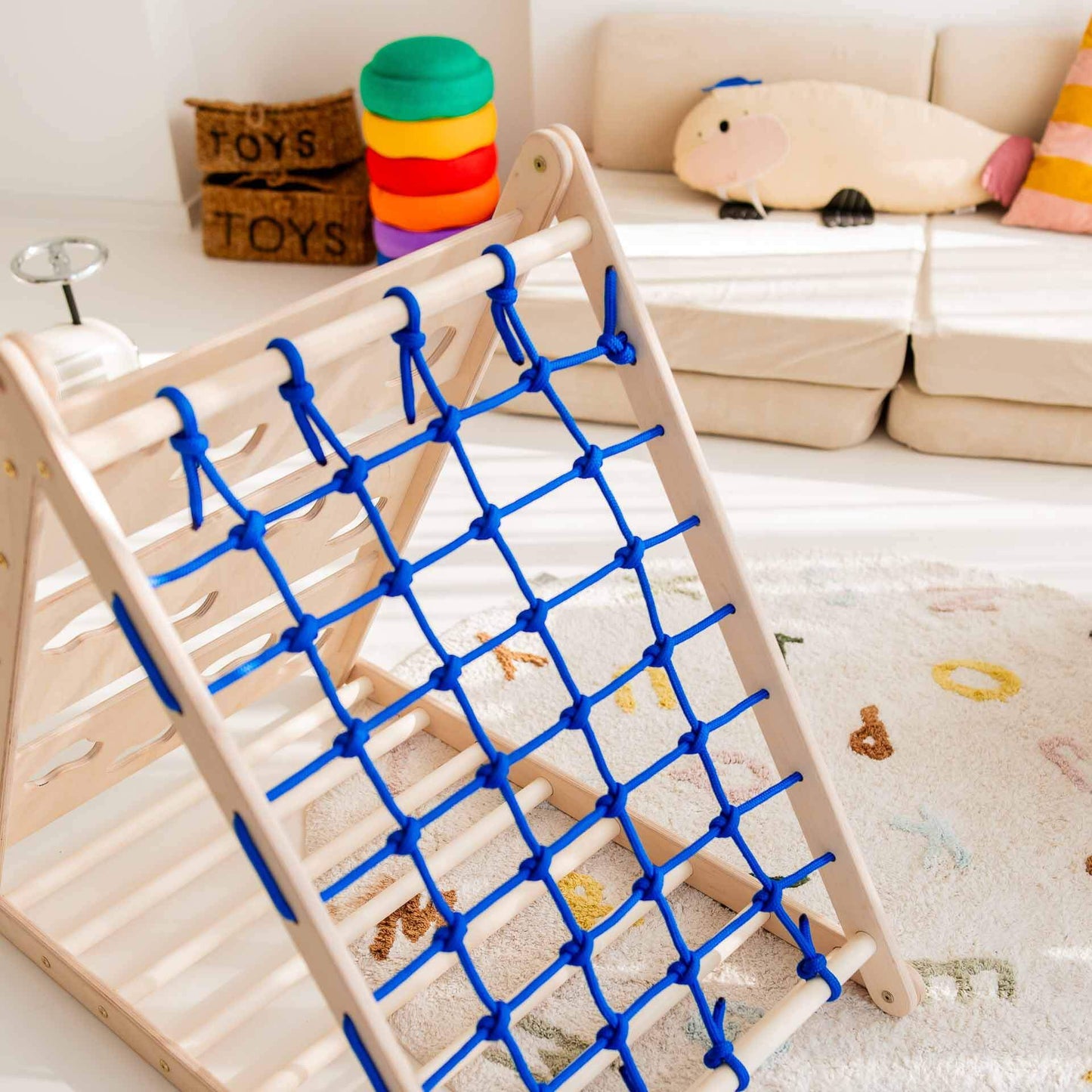 Kletterdreieck Äffchen mit blauem Kletternetz im Kinderzimmer, ideal für Klettervergnügen und Bewegungsförderung.