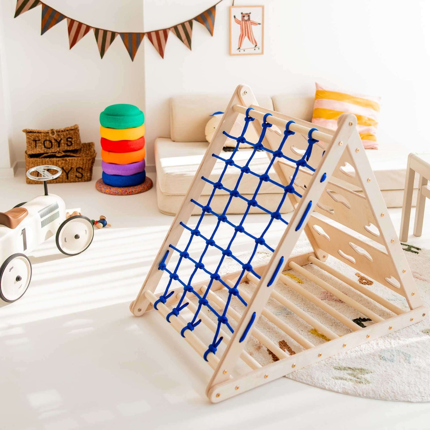Kletterset Äffchen Kletterdreieck aus Holz mit blauen Seilen für Kinder im Spielzimmer.