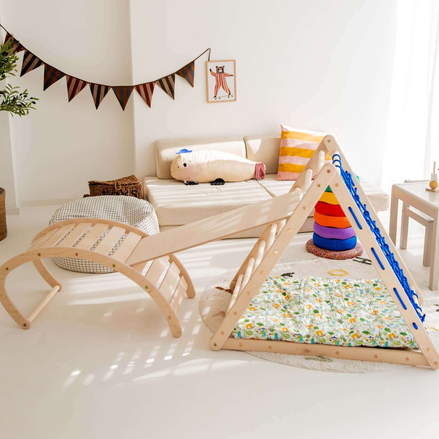 Kletterdreieck Äffchen mit Kletternetze und Kletterwand in einem hellen Kinderzimmer.