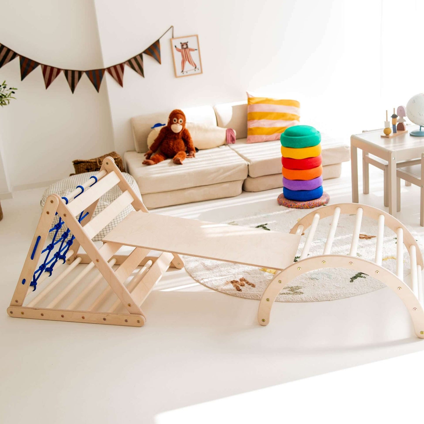 Kletterdreieck Kleiner Tiger mit Netz, ideal für Kinder, Spielraum mit bunten Kissen und Spielzeug.