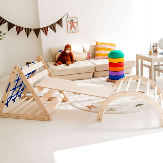Kletterset Kleiner Tiger im Spielzimmer mit Kletterdreieck, Kletternetz und Rutsche.
