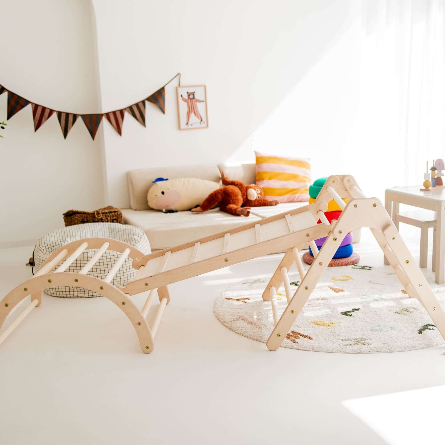 Kletterset Panda in einem hellen Raum, bestehend aus Kletterbogen und Rutsche für Kinder zum Spielen.