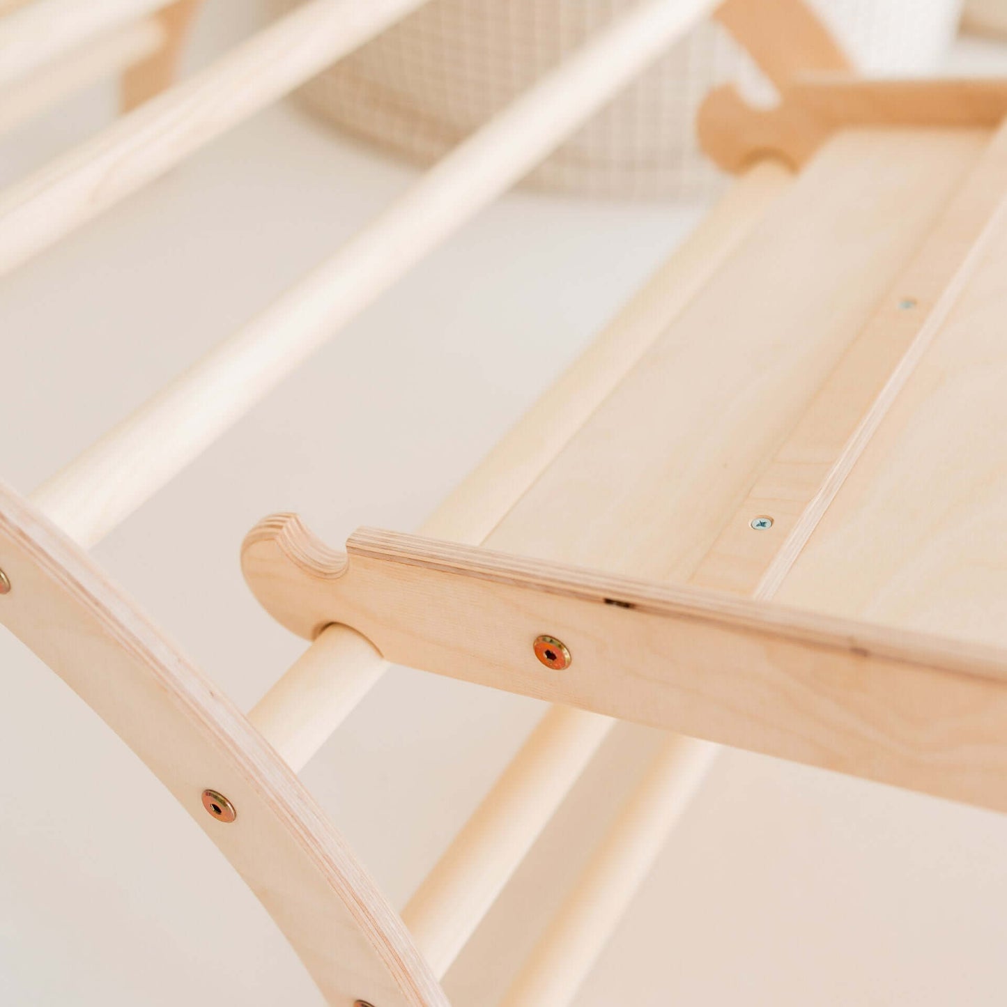 Detailaufnahme vom Kletterset Panda aus Holz, mit Rundungen und stabilen Sprossen für sicheres Spielen.