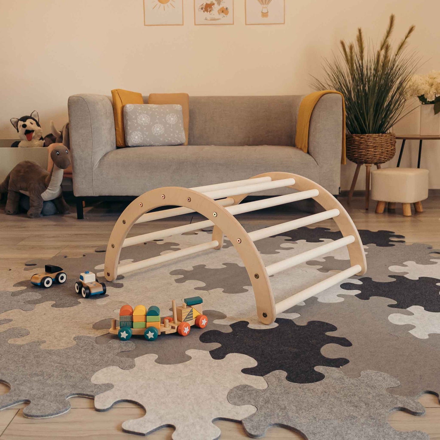 Kletterset Luna mit Kletterdreieck, Rutsche und Spielzeug auf einem bunten Puzzle-Teppich in einem gemütlichen Kinderzimmer.