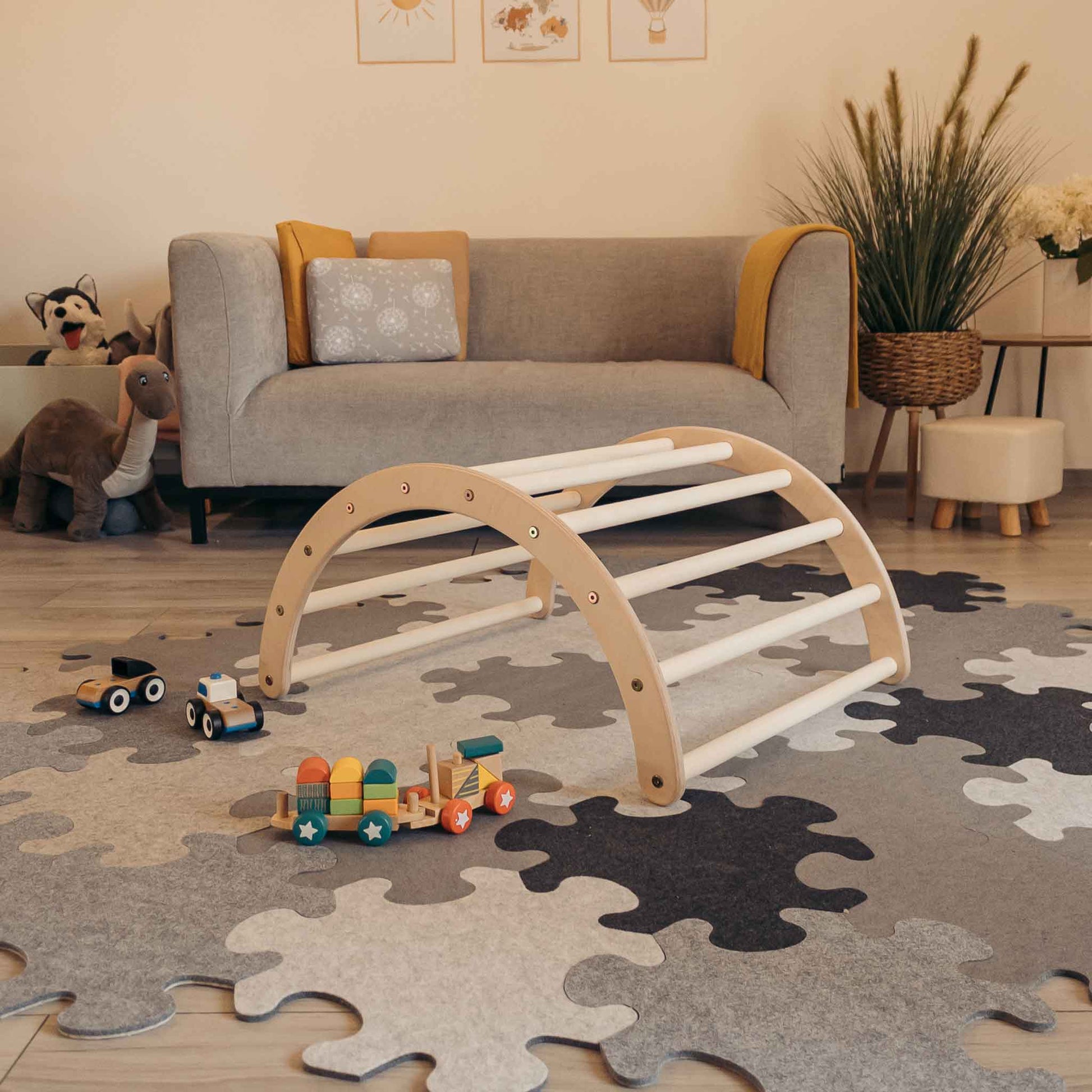 Kletterset Luna mit Kletterdreieck, Rutsche und Spielzeug auf einem bunten Puzzle-Teppich in einem gemütlichen Kinderzimmer.