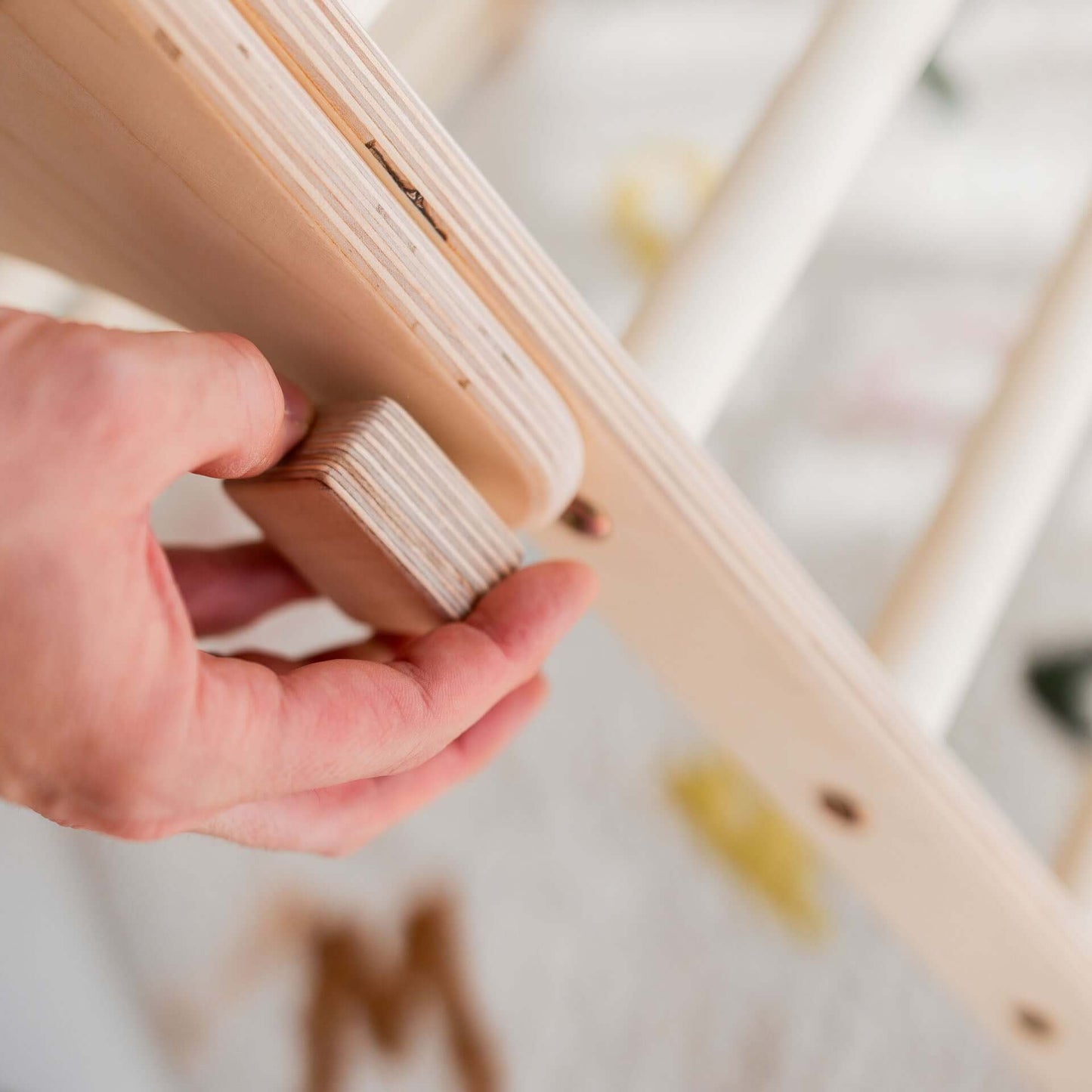 Detailaufnahme des faltbaren Kletterdreiecks Lina aus Holz mit flexiblem Verbindungselement.