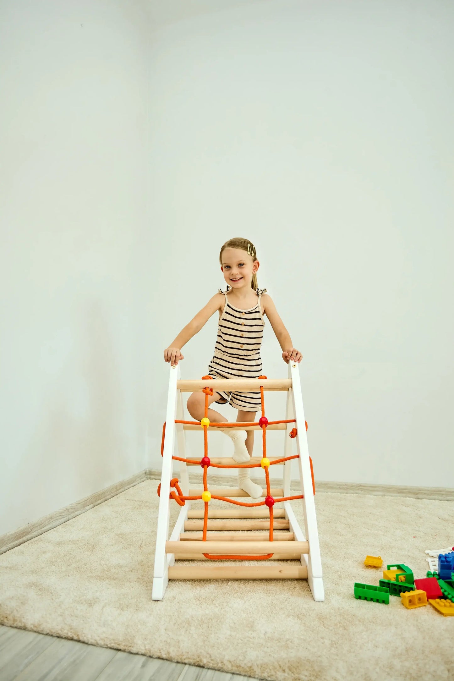 Klimdriehoek COMPACT met ladder, klimnet & glijbaan, verschillende kleuren