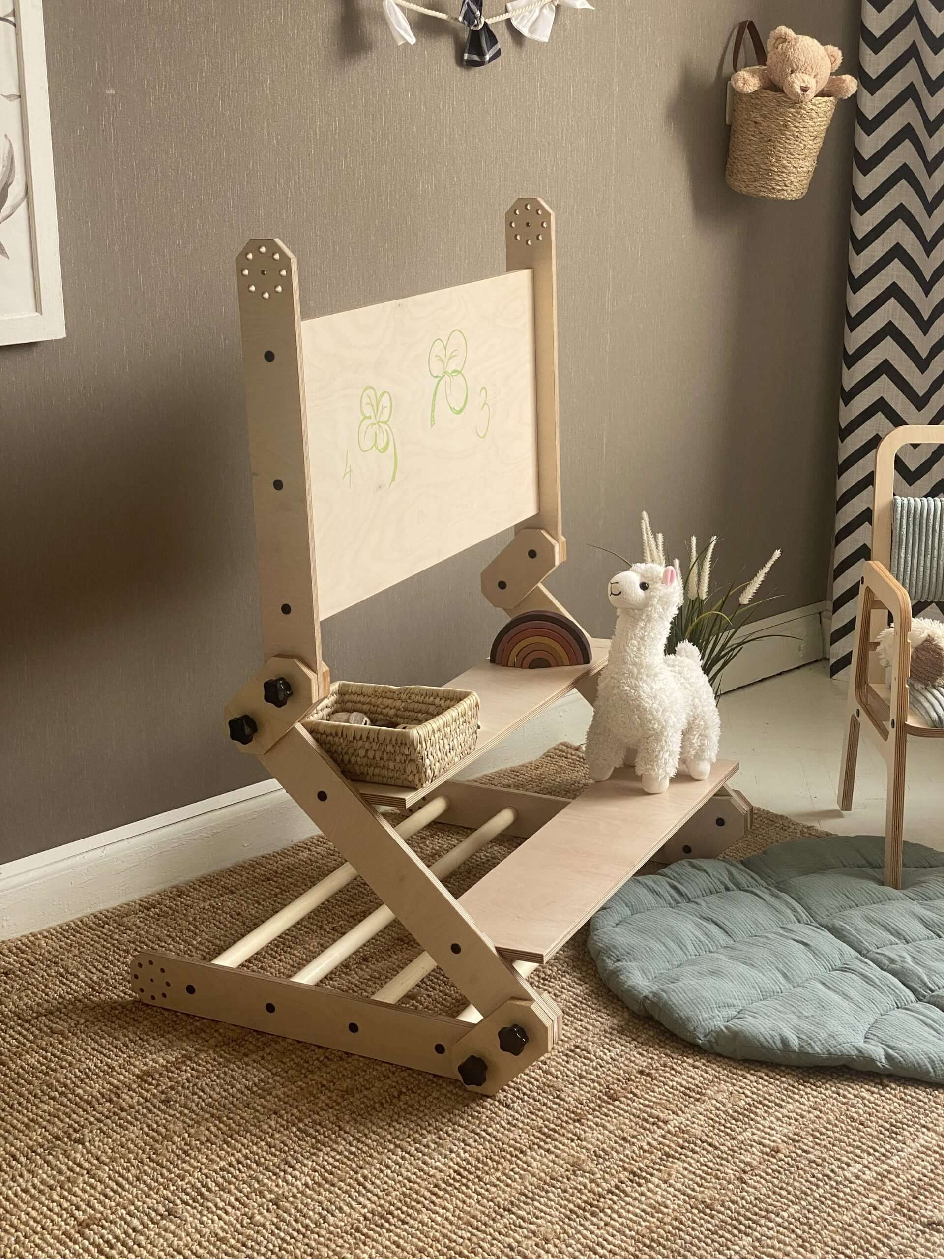 Kletterset / Klettertisch NABU als vielseitiger Kindertisch für kreatives Spielen und Malen in jedem Kinderzimmer.