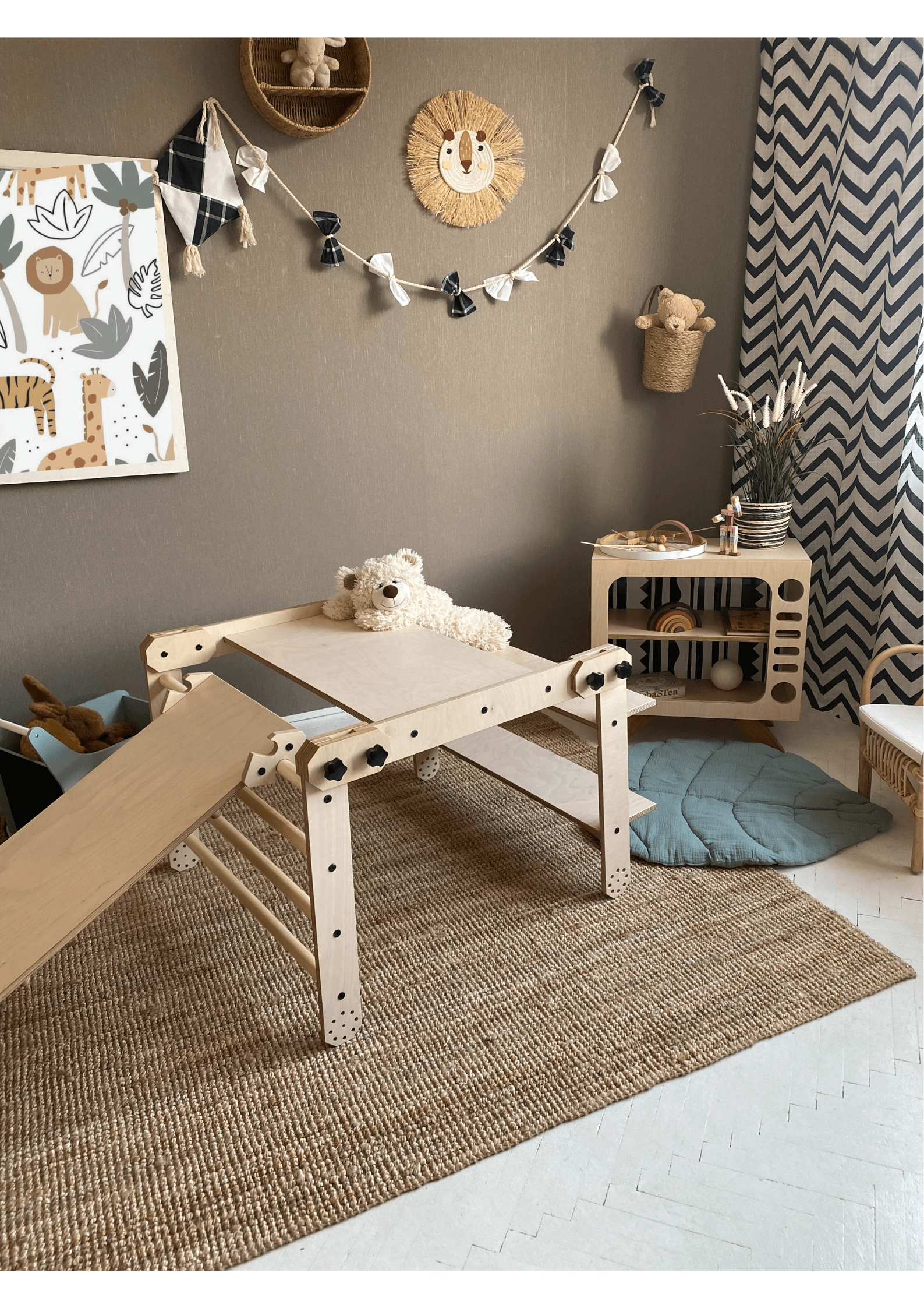 Kletterset / Klettertisch NABU im Kinderzimmer mit Kletterrampe und Spielzeug.