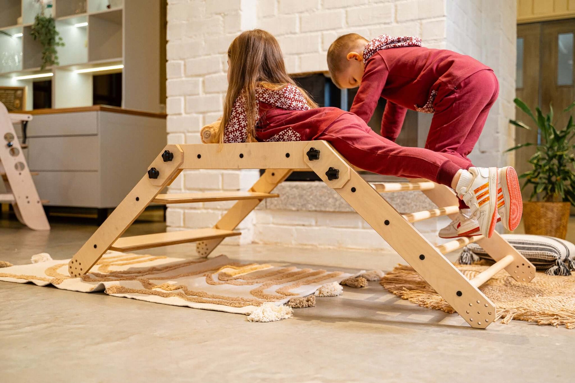 Kletterset / Klettertisch NABU in action with kids climbing and playing at home.