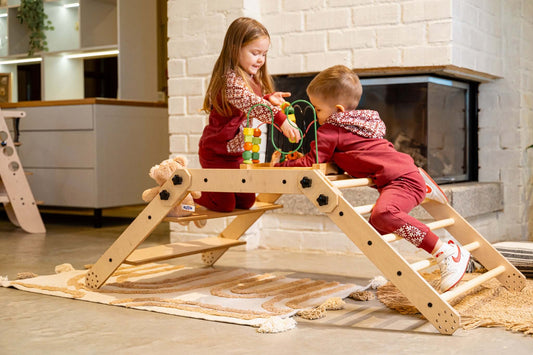 Kletterset / Klettertisch NABU, zwei Kinder am maltisch mit Kletterrampe, spielend und kreativ.