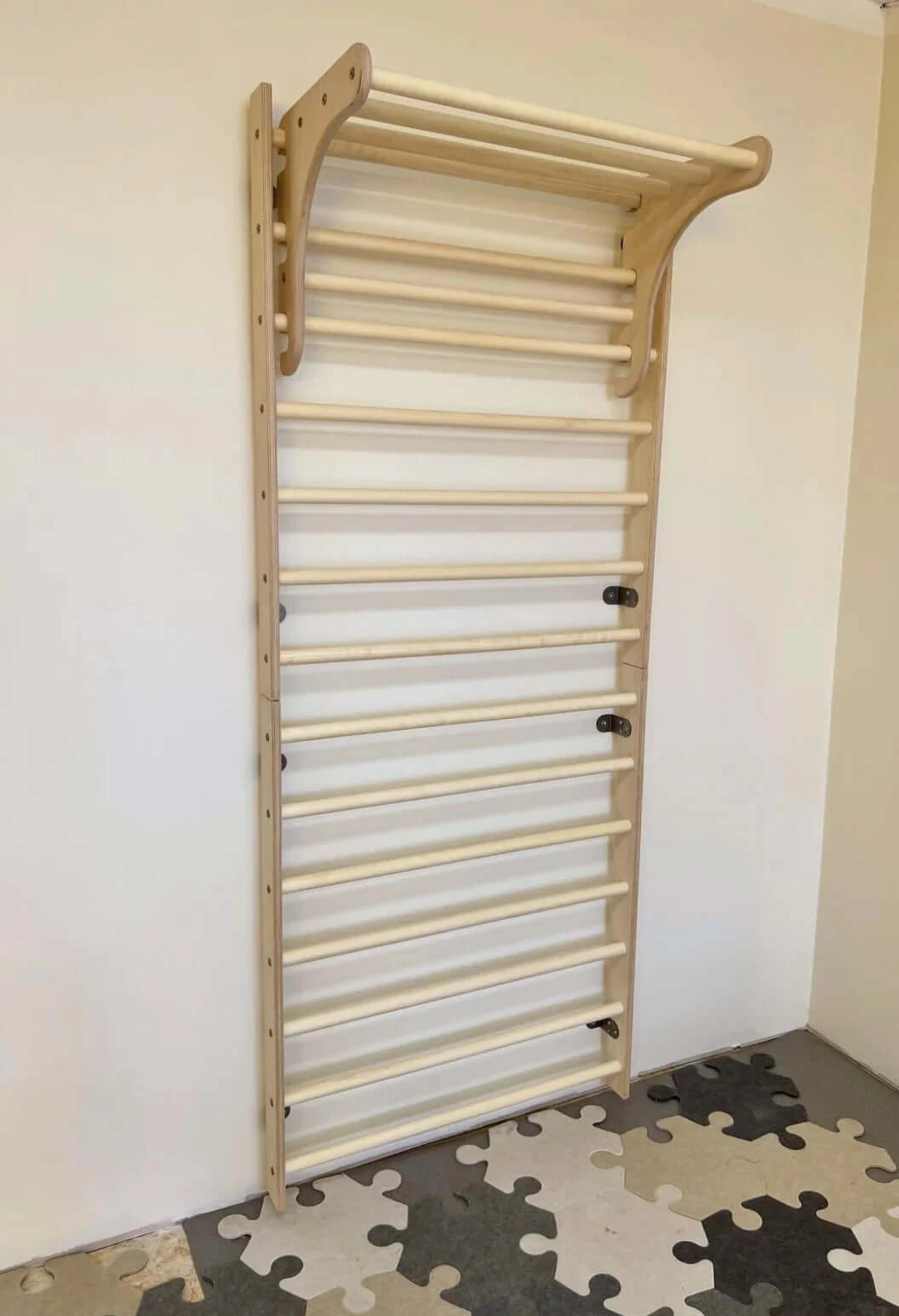 Kletterwand für Kinder aus Holz mit flexibler Klimmzugstange zur Wandmontage im Spielbereich.