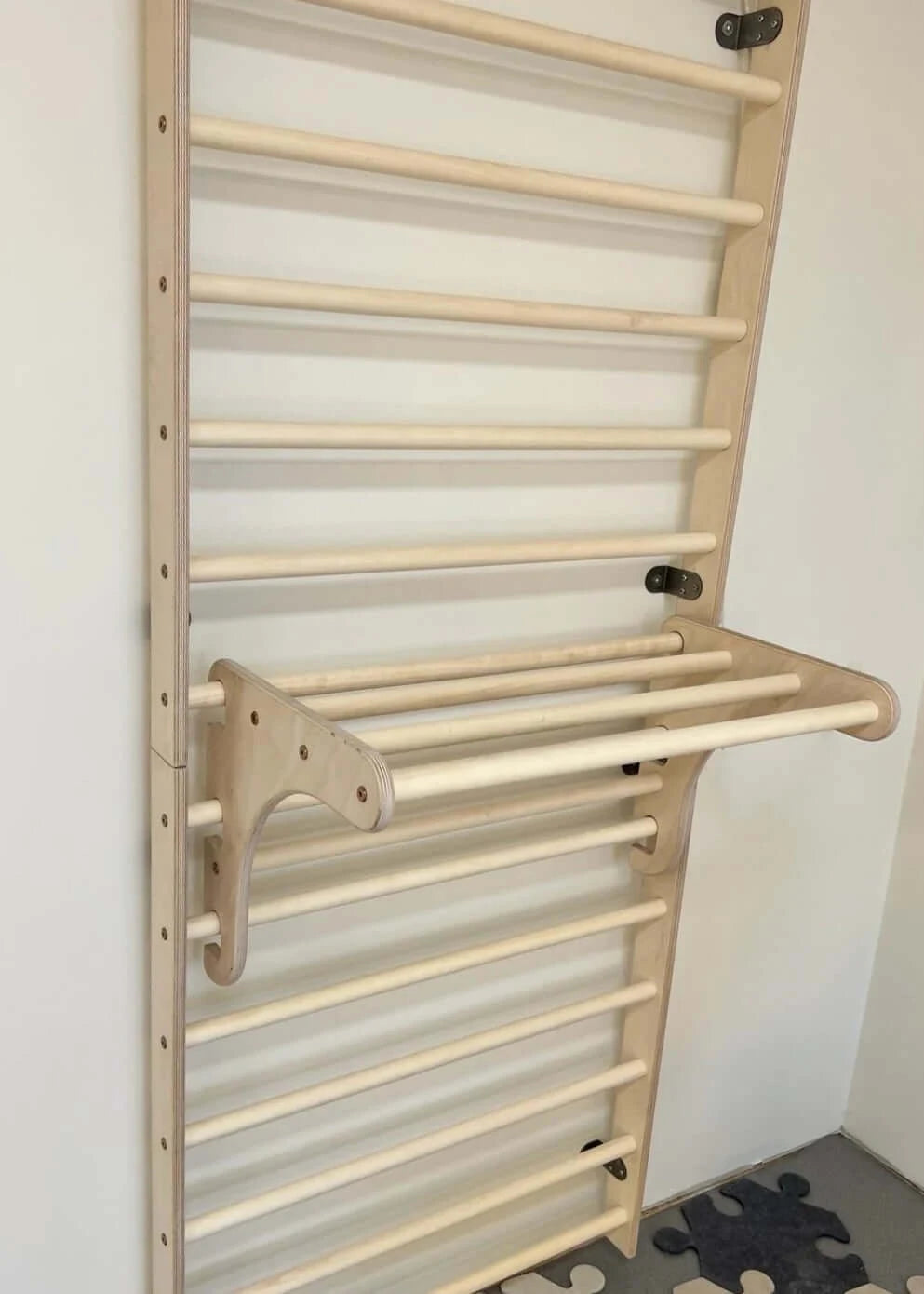 Kletterwand für Kinder aus Holz mit verstellbarer Klimmzugstange für sicheres und spaßiges Klettern.