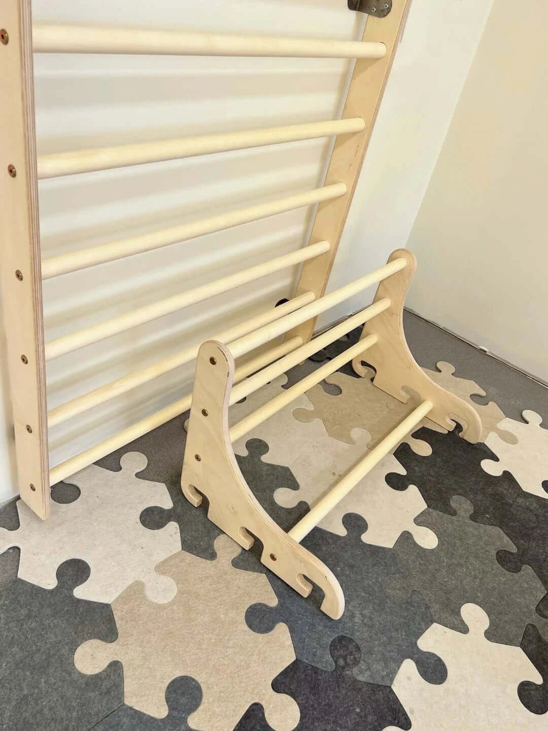 Kletterwand für Kinder aus Holz mit verstellbarer Klimmzugstange, ideal für Kleinkinder zum Klettern und Spielen.