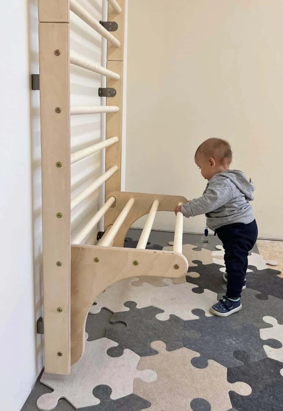 Kletterwand für Kinder aus Holz, ideal zum Spielen und Klettern für Kleinkinder, sicher an der Wand fixiert.