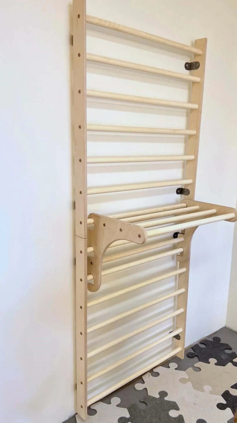 Kletterwand für Kinder aus Holz mit verstellbarer Klimmzugstange für sicheres Spielen und Klettern.