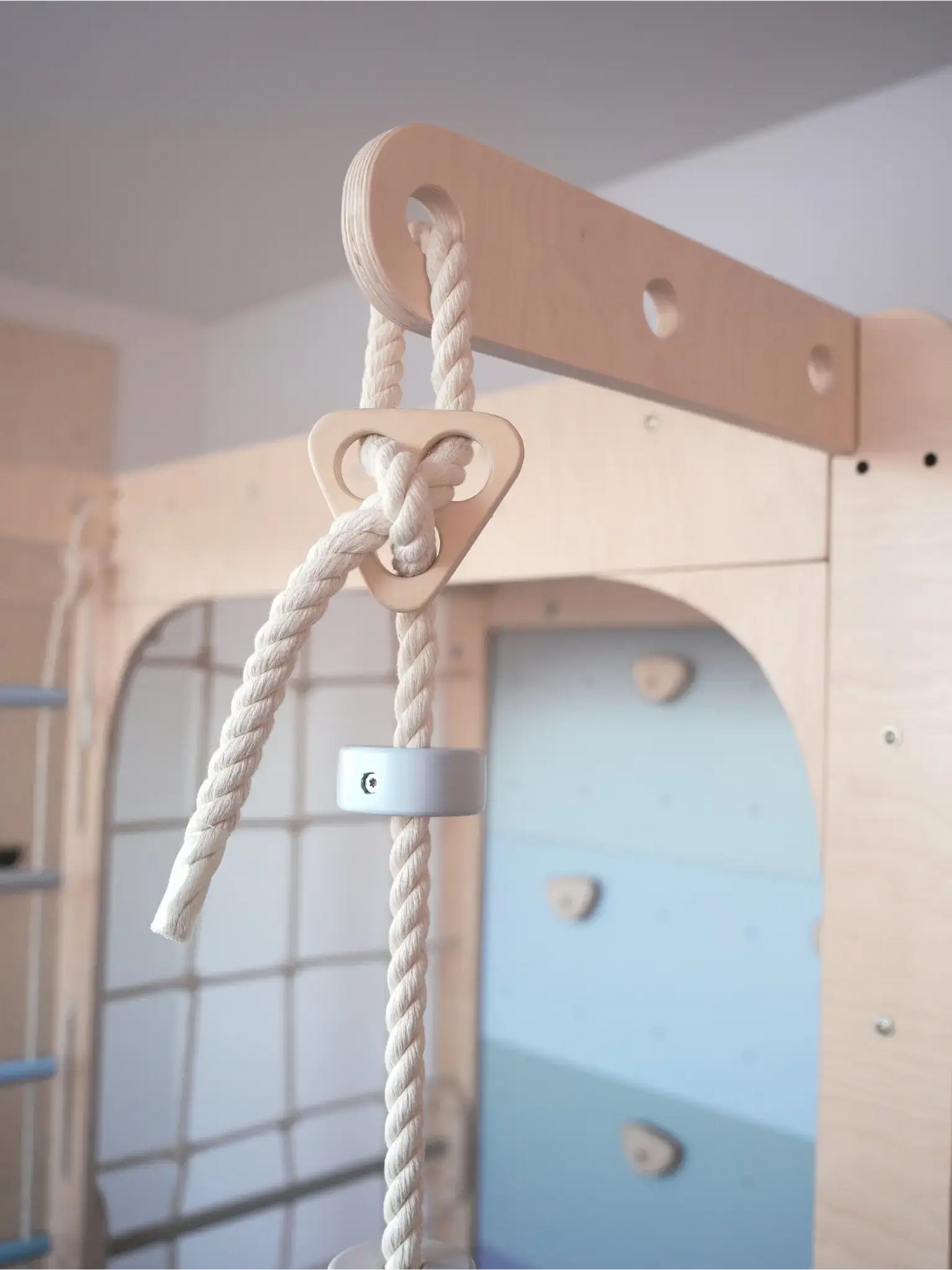 Kletterwand Klimby "Kletterkönig" - Seil mit Holzring für Indoor Spielplatz und Abenteuer.