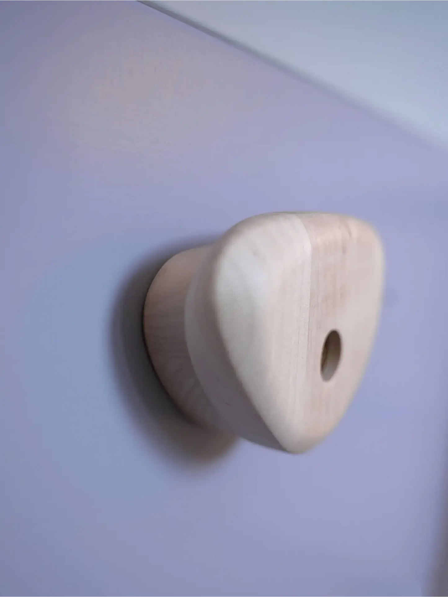 Detailaufnahme eines Klettergriffs der Kletterwand Klimby "Kletterkönig", ideal für Indoor Spielplatz und Boulderwand.