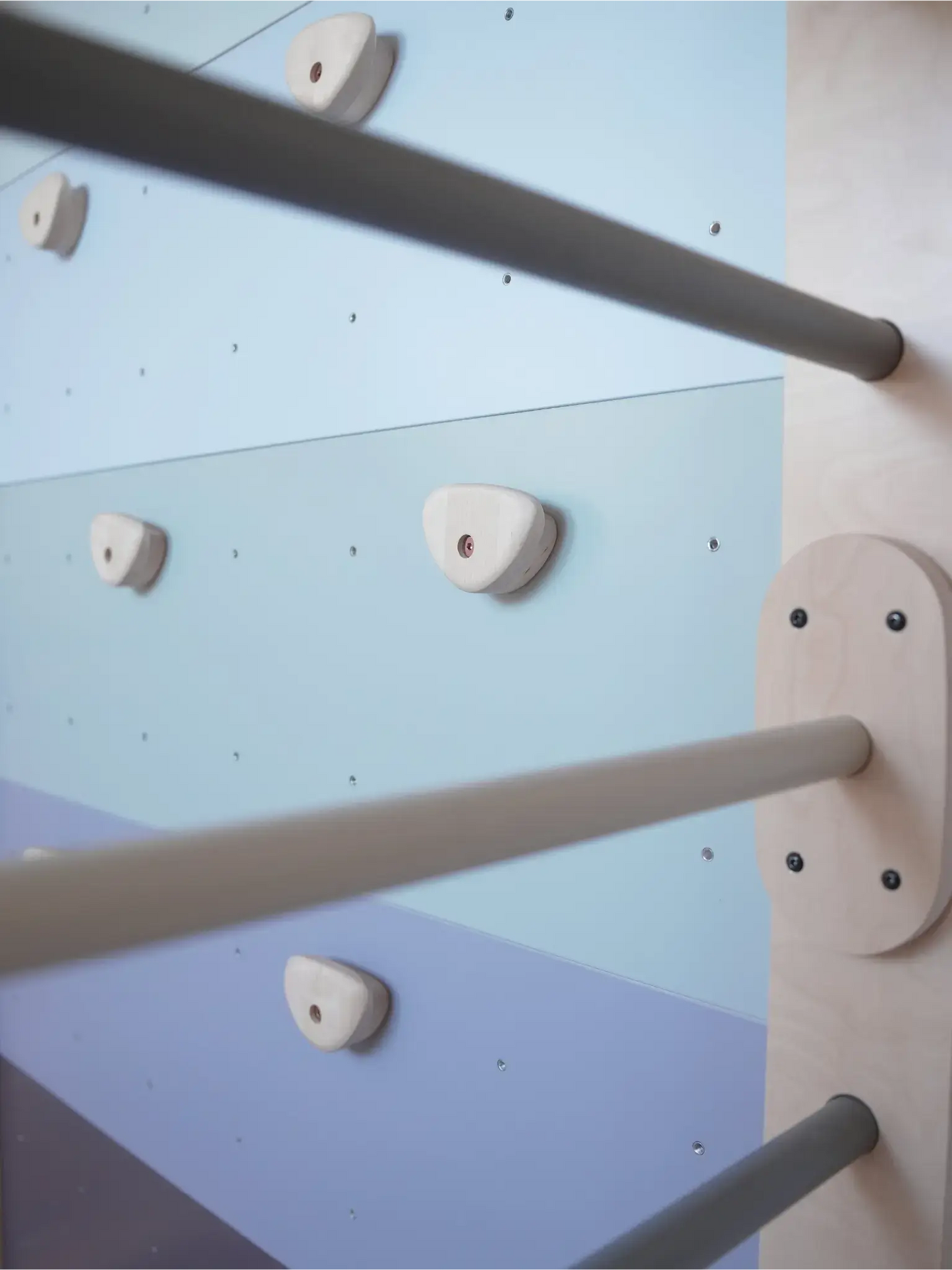 Kletterwand Klimby "Kletterkönig" mit bunten Klettergriffen und stabilen Stangen für einen Indoor Spielplatz.