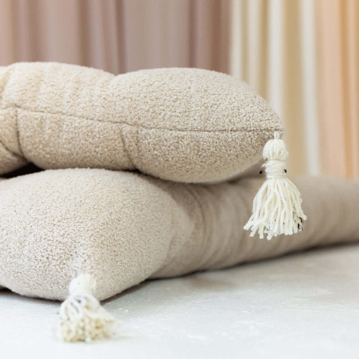 Bouclé-Kissen für die Holzwippe in Taupe im Detail