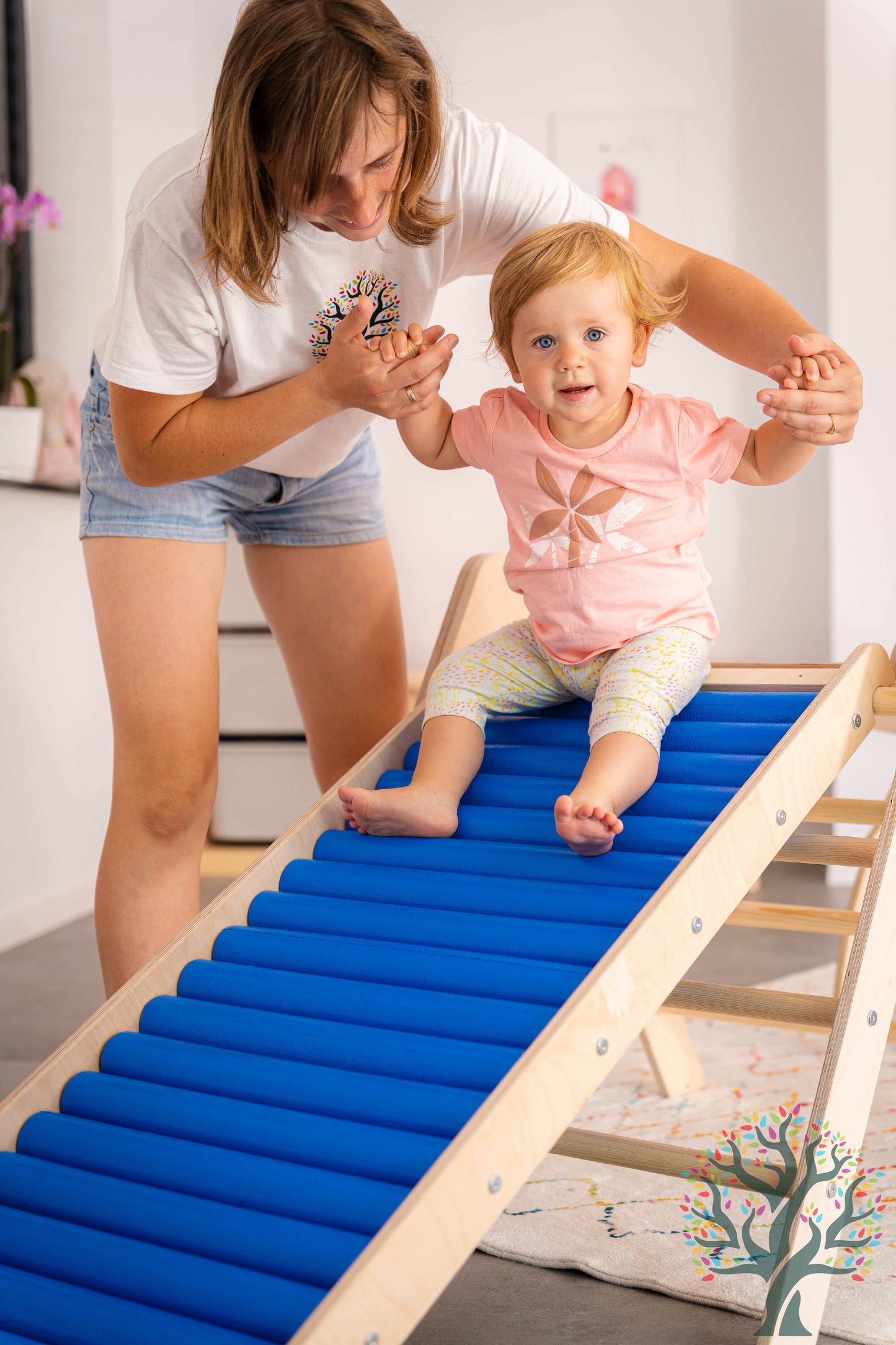 Rollenrutsche für Kinder, versch. Größen - Kind rutscht mit Freude auf blauer Rollenrutsche, unterstützt motorische Entwicklung.