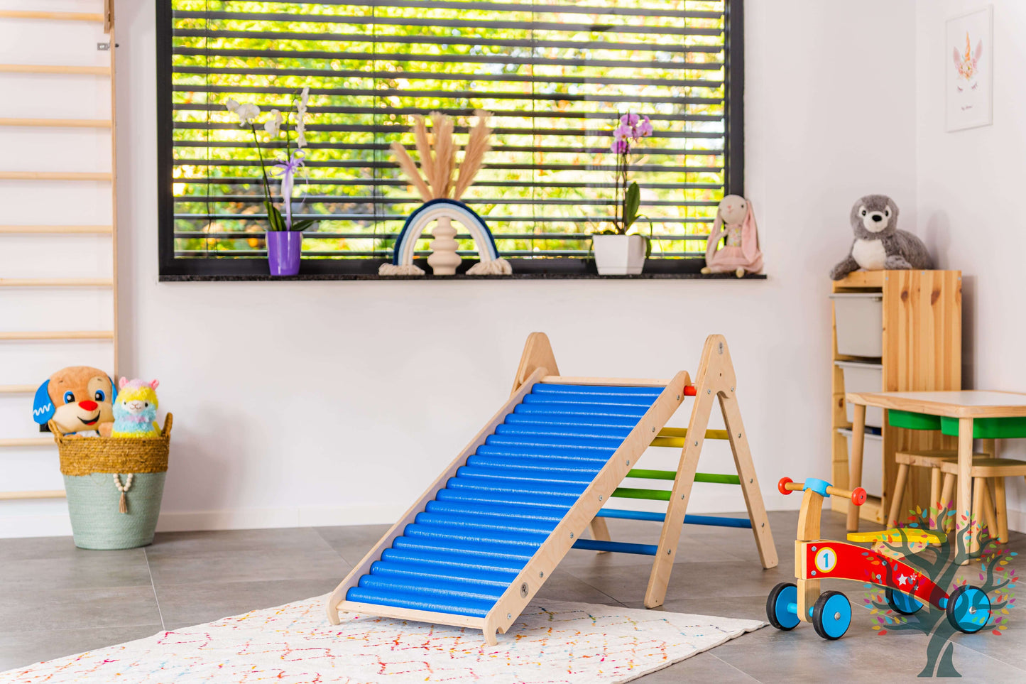 Rollenrutsche für Kinder, versch. Größen in einem spielerischen Raum mit Spielsachen.