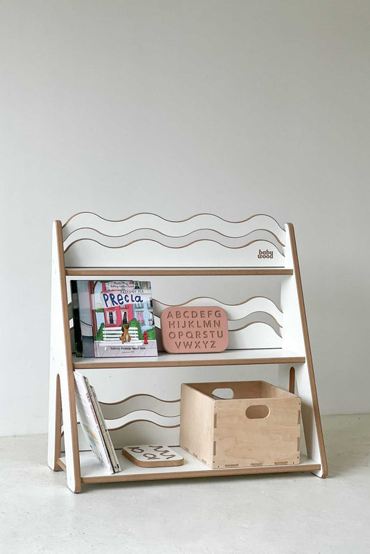 Spielzeugregal "WAVE" aus Holz, versch. Größen mit Wellenlinien, Bücher und Spielzeug organisiert.