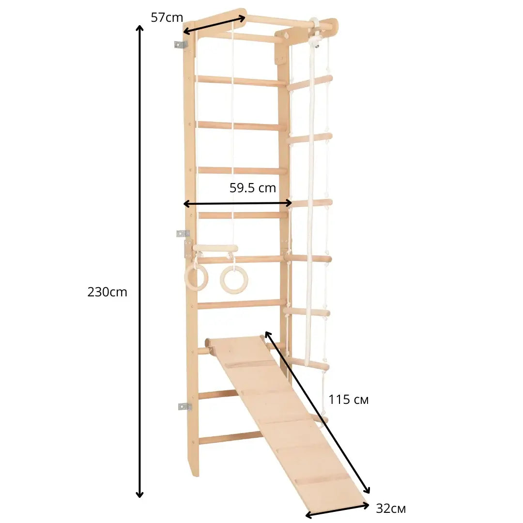Naturfarbene Sport Kletterwand mit Rutsche im Kinderzimmer