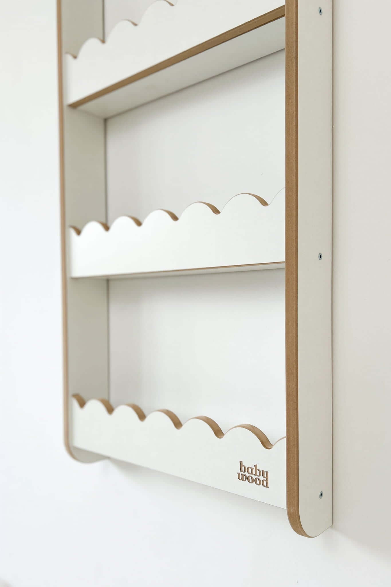 Wandregal für Bücher "Welle", versch. Größen und Farben in geschwungener Wellenform für das Kinderzimmer.