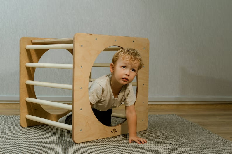 Kletterwürfel versch. Farben für Kinder, spielender Junge klettert durch Kletterwürfel im Spielzimmer.