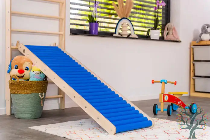 Rollenrutsche für Kinder, versch. Größen in blau, Holzrutsche neben Spielzeug und Kletterdreieck.