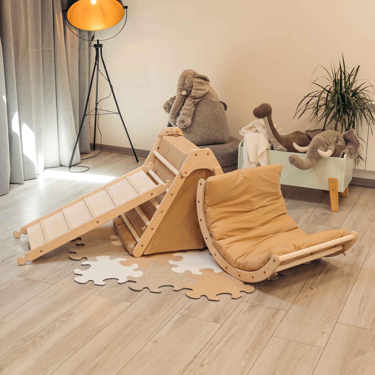 Faltbares Kletterset Panda mit Rutsche und Kletterbogen in einem modernen Kinderzimmer.