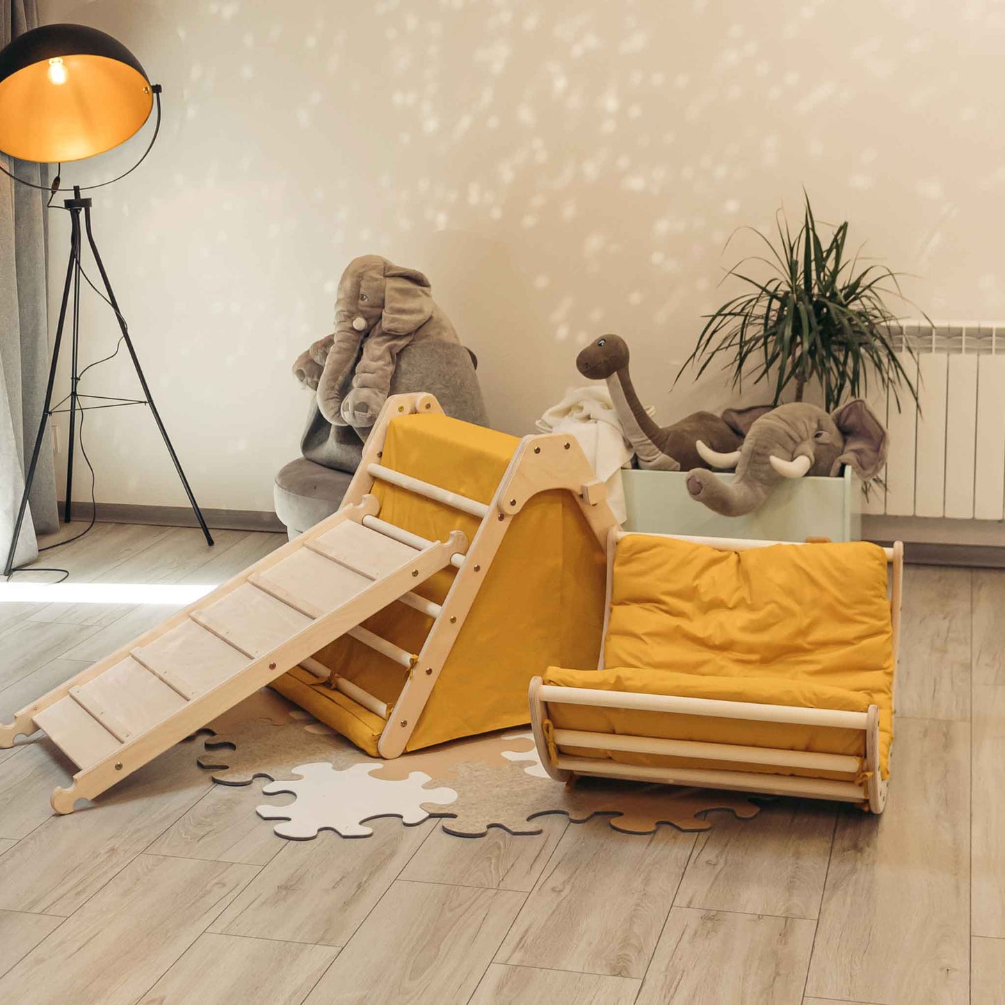 Faltbares Kletterset Panda mit Rutsche und Kletterdreieck in einem kindersicheren Spielzimmer.