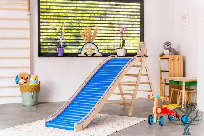 Wellen Rollenrutsche für Kinder in modernem Spielzimmer mit Kletterdreieck und Spielzeug.