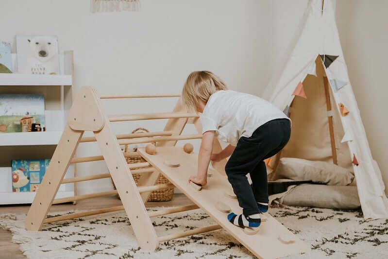 Pikler climbing triangle with ramp