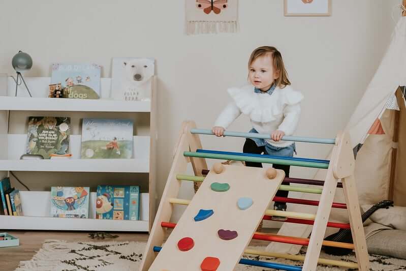 Pikler climbing triangle with ramp